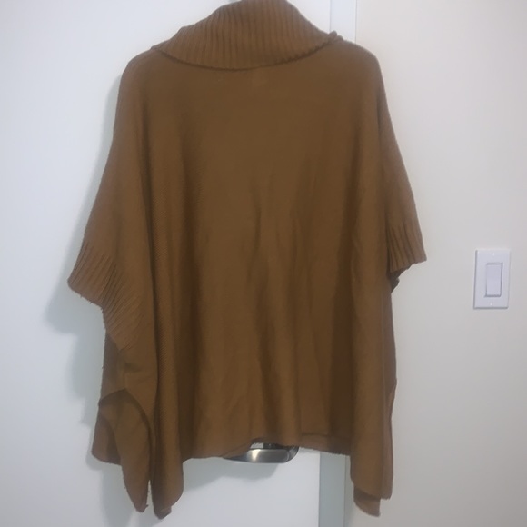 Poncho - Picture 7 of 11
